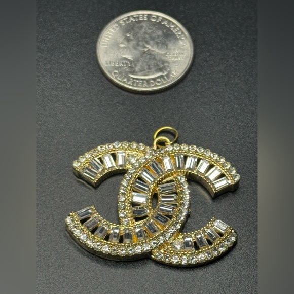 CHANEL PENDANT CLEAR CRYSTAL ON GOLD - Picture 14 of 17